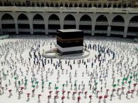 ratusan-jemaah-muslim-mengelilingi-kabah-bangunan-berbentuk-kubus-di-masjid-al-haram