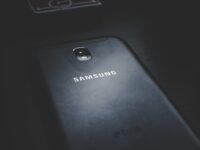 Ini 4 Cara Membersihkan Kamera HP Sendiri Dengan Tepat